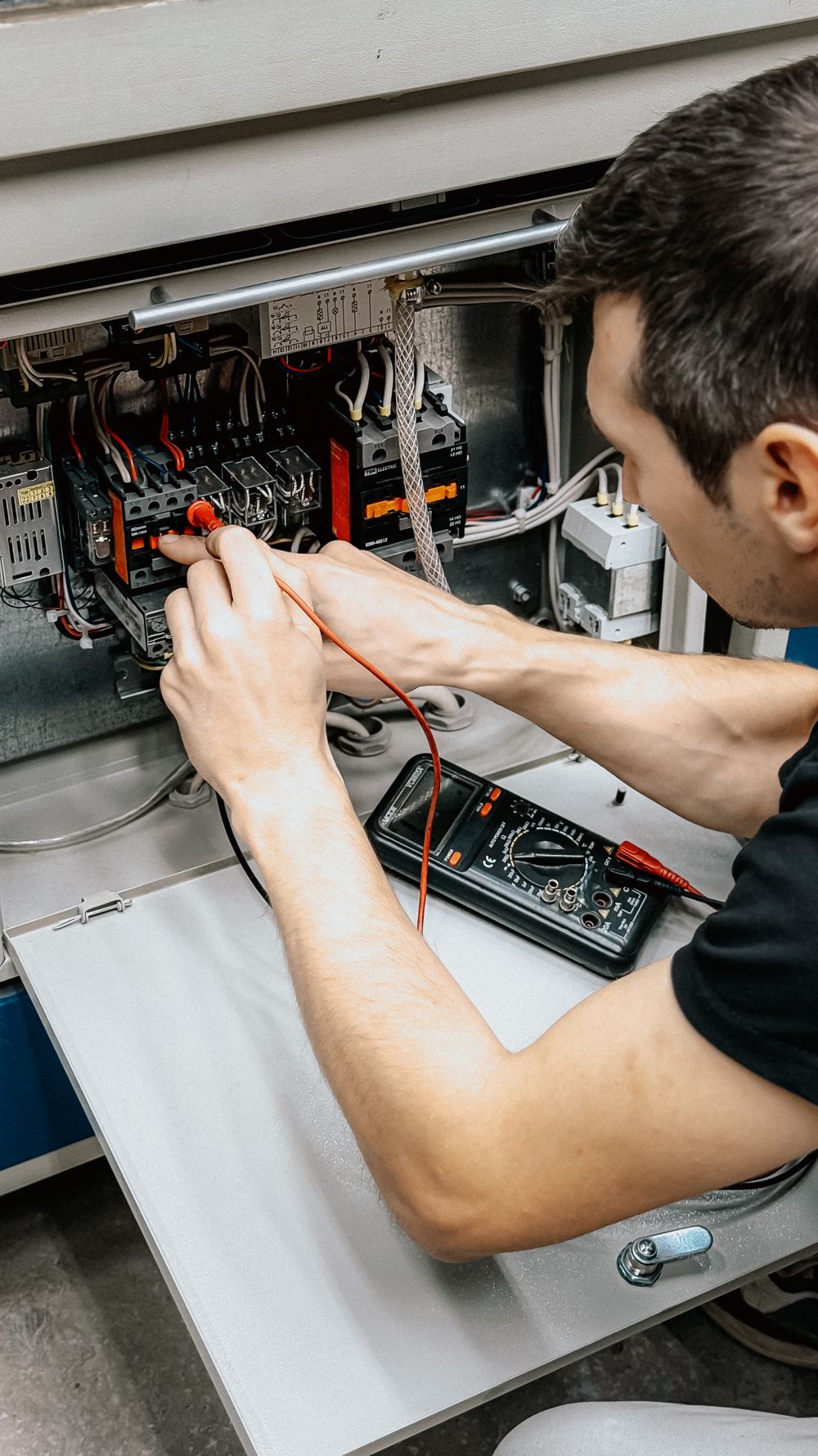 Électricien MANSANTI intervenant sur un tableau électrique